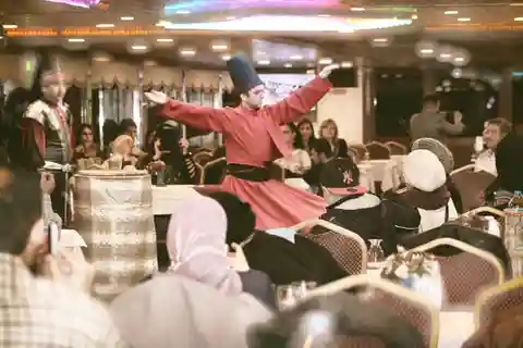 Istanbul: Bosporus kvällsmiddagskryssning med underhållning