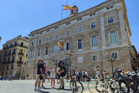 Barcelone : visite à vélo ou en vélo électrique, sites incontournables et anecdotes localesVisite privée