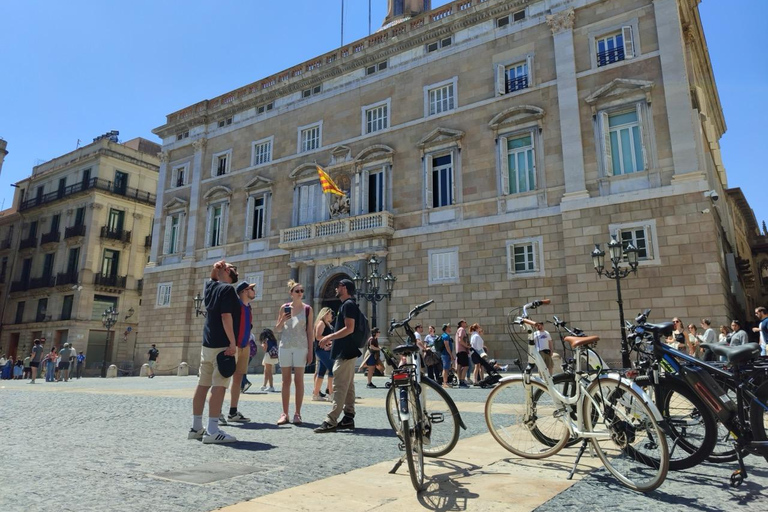 Barcelone : visite à vélo ou en vélo électrique, sites incontournables et anecdotes localesVisite privée