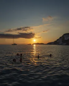 Ponza: Bootstour bei Sonnenuntergang mit Aperitif und Schwimmen in Chiaia ...