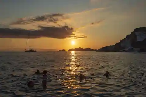 Ponza : Excursion en bateau au coucher du soleil avec apéritif et baignade à Chiaia di Luna
