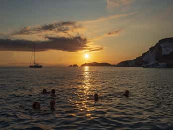 Ponza: Sunset by boat with aperitif and swim at Chiaia di Luna