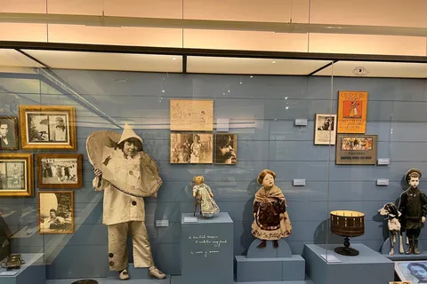 Spielzeugmuseum: Anna Maria und Salvador Dalí und García Lorcas Spielzeug.