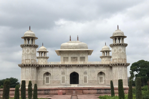 From Delhi: Sunrise Agra Tour By Car with BreakfastOnly Tour Guide For Sightseeing