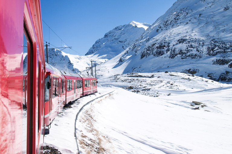 Da Milano: Tour guidato sul treno del Bernina a St. MoritzDa Milano: Tour guidato con il treno del Bernina a St. Moritz