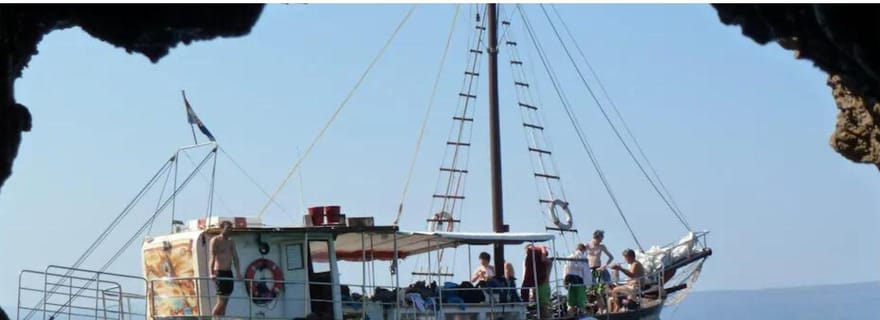 Île inhabitée : découvrez Plavnik avec un bateau pirate