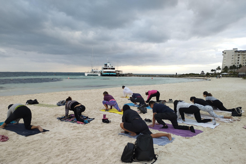 Cancún: Zajęcia jogi na plaży z medytacją z przewodnikiem