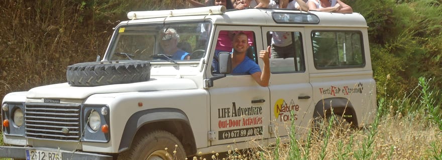 Explorez la nature du parc national de Nerja à bord de nos jeeps décapotables.