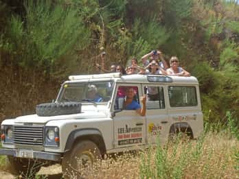 Explora la naturaleza del Parque Natural de Nerja en nuestros jeeps descapotables.