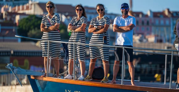 Lisbon: Classic Yacht Tour with Drinks and Pastel de Nata