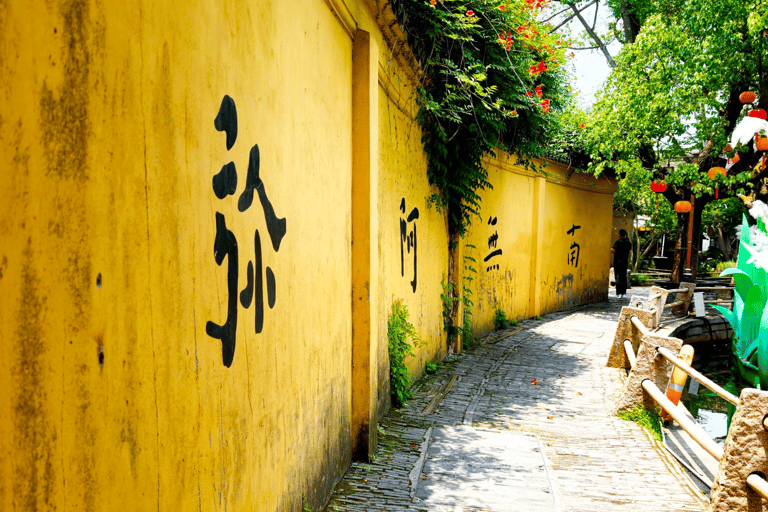 Shanghai Zhouzhuang Water Town Guided Tour with Free Time