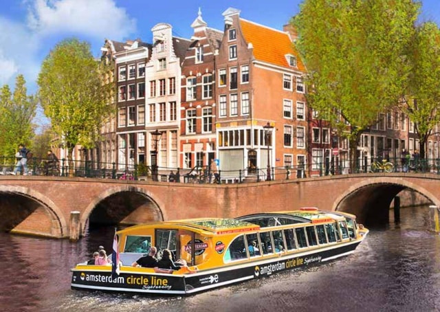 Amsterdam: Canal Cruise with Audio Guide