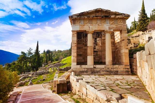 From Athens: Private & Exclusive Delphi & Arachova Day Tour