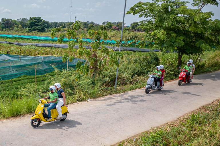 Tour in Vespa dell&#039;Isola della Seta di un giorno intero con pranzo in una casa locale