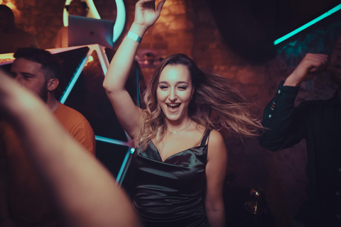 Barcelona: Party Tour with Karaoke, Tapas + VIP Club Entry