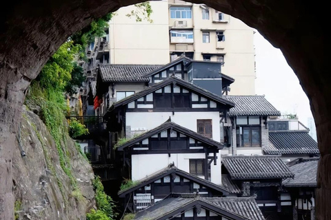 Chongqing: All-Inclusive Pass to Huguang Guild Hall, Zui Bayu Show, and Tea
