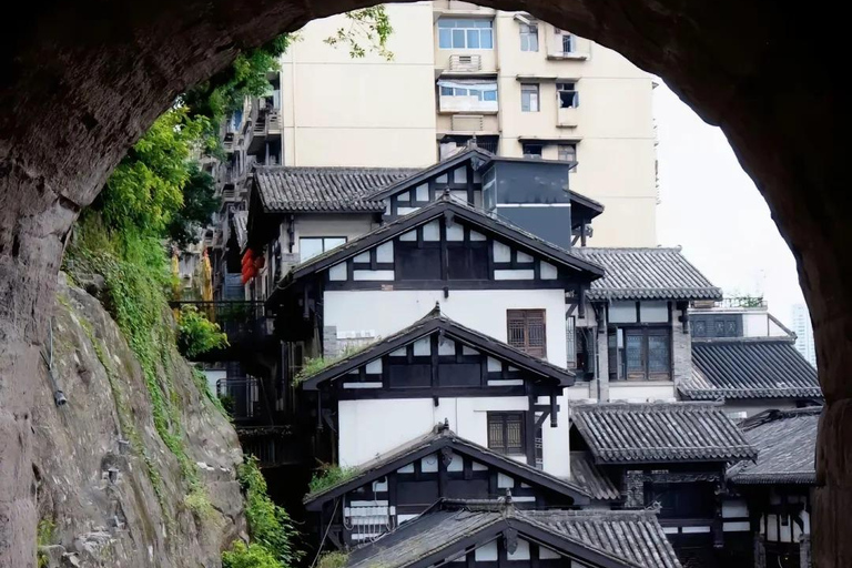 Chongqing: All-Inclusive Pass to Huguang Guild Hall, Zui Bayu Show, and Tea