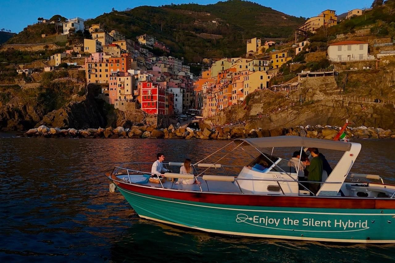 Cinque Terre: Kreuzfahrt bei Sonnenuntergang mit Aperitif an Bord