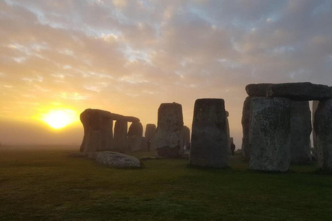 Tour guiado con conductor privado por Stonehenge, el castillo de Windsor y Bath.