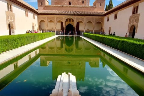 Granada: Alhambra y Palacios Nazaríes Visita Guiada y Entradas