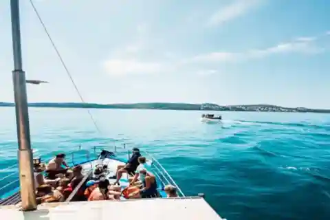 Passeio de barco pela Lagoa Azul saindo de Trogir com almoço e bebidas
