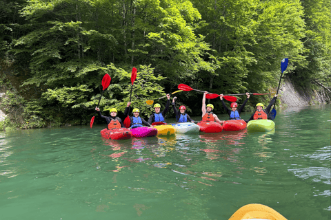 Graz: allenamento della tecnica del kayak nello slalom delle acque biancheGraz: allenamento della tecnica del kayak nello slalom