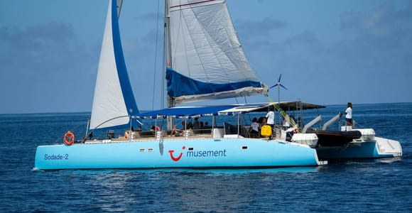 Boavista: Catamaran Cruise & Lunch at a Beach Restaurant