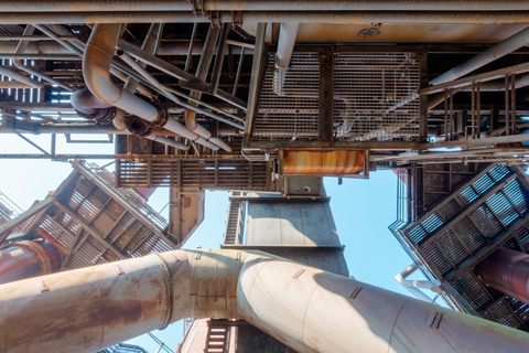 Poszukiwanie skarbów GPS w starej hucie żelaza w Duisburskim Parku Krajobrazowym