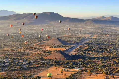 CDMX: Flyg över de imponerande pyramiderna i Teotihuacan i en varmluftsballong