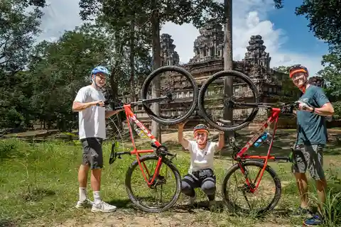 Pedale pelas estradas secundárias de Angkor com almoço incluído na casa local