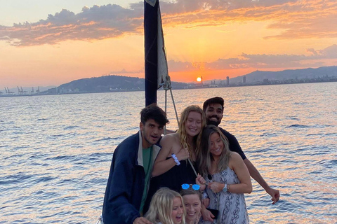 Barcelona: Sunset Boat Trip with Cava Wine and Snacks Sunset: Shared Tour with Cava, Drinks and Snacks