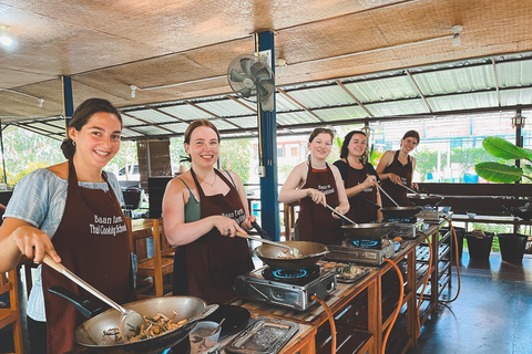 Doświadczenie organicznego gotowania tajskiego w Chiang Mai