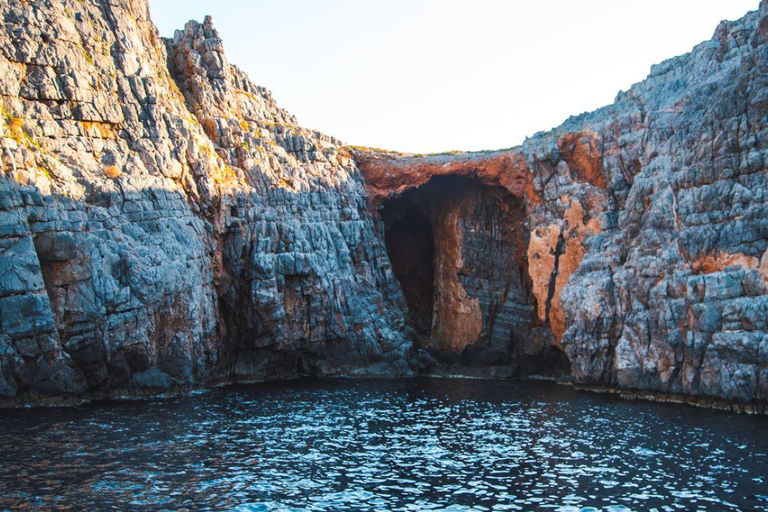 Mini-croisière : île de Spinalonga, grottes des pirates et plages cachéesMinicroisière : L'île de Spinalonga, les grottes des pirates et les plages cachées