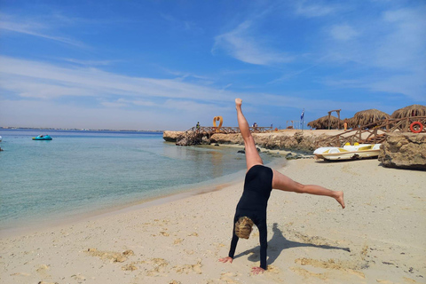 Hurghada: Dolfijnen, snorkelen &amp; Magawish Eiland Jachttocht