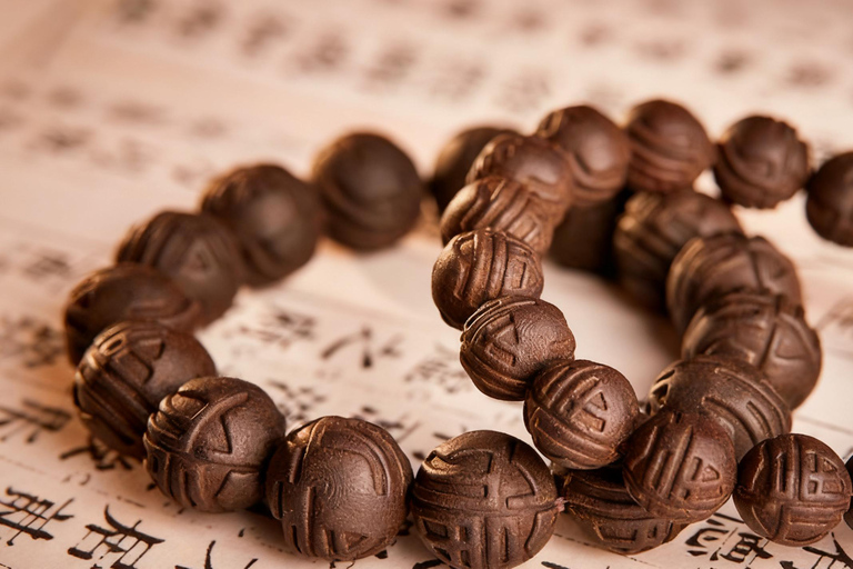 Beijing: Chinese Fragrant Bracelet Making