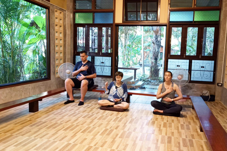 Journée entière de yoga, de méditation et d'immersion dans la culture thaïlandaiseJournée complète de yoga, méditation et immersion dans la culture thaïlandaise