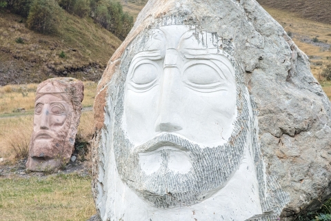 Kazbegi: Ananuri-kasteel, Gudauri en de Drievuldigheidskerk van Gergeti
