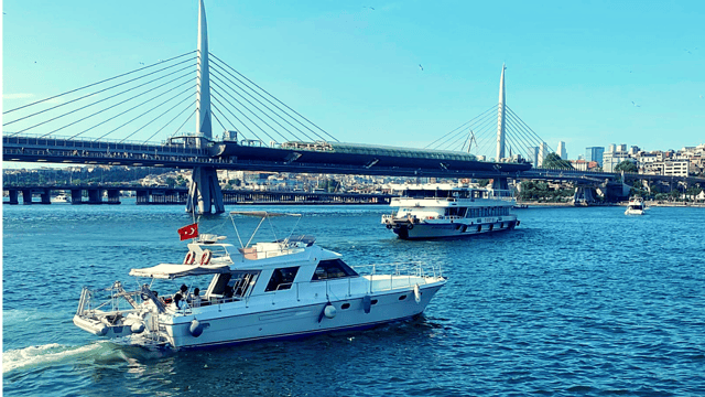 İstanbul: Bosphorus Private Yacht Cruise with Tea and Coffee