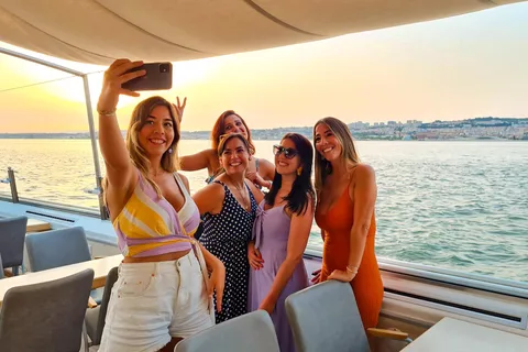 Lissabon: Tejo River Sunset Cruise med välkomstdrink