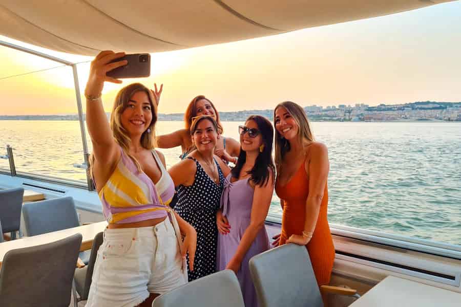 Lissabon: Tejo-Fluss-Sonnenuntergangs-Kreuzfahrt mit Begrüßungsgetränk. Foto: GetYourGuide