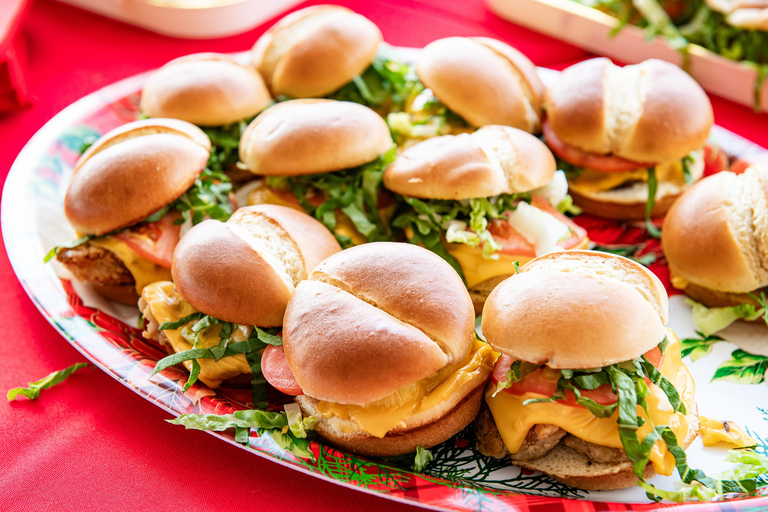 رحلة بحرية عند غروب الشمس في مدينة نيويورك مع دي جي وأفق المدينة وتمثال الحريةرحلة بحرية مع موسيقى 