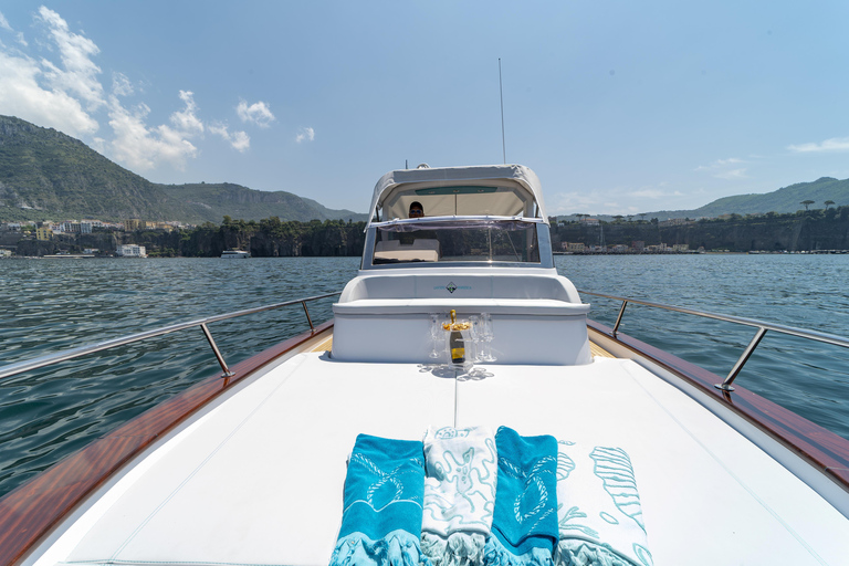 Excursion en bateau privé d'une journée sur la côte amalfitaine au départ d'Amalfi