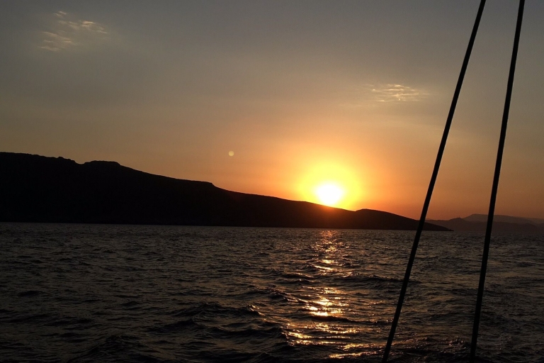 Santorini: Rejs poranny lub o zachodzie słońca z posiłkiem dla smakoszy