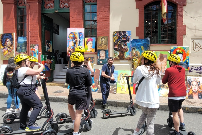 Bogota: scootertour waarin de geschiedenis van La Candelaria wordt verkendBogota Scooter Tour door Jaguar Agency