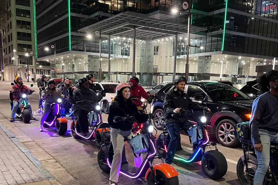 Im Stadtzentrum von Dallas: 2-stündige Sightseeing- und Geschichtstour mit dem E-Scooter. Foto: GetYourGuide