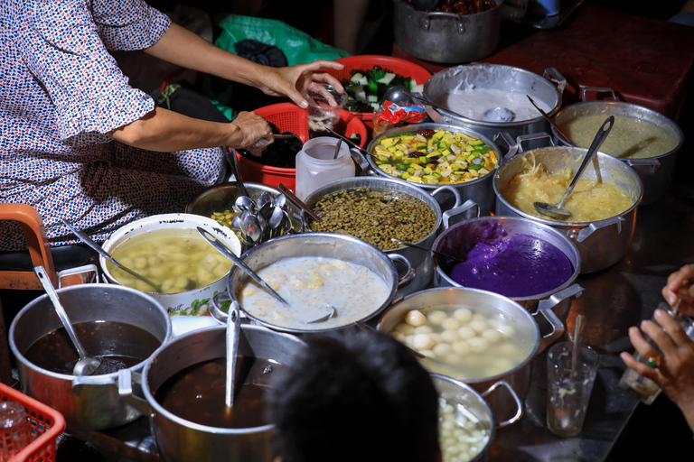 Hue: Tour gastronómico nocturno a pieTour gastronómico por la ciudad de Hue en moto