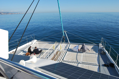 Málaga: Passeio de catamarã ao pôr do sol com DJ ao vivo e bebidasMálaga: Passeio de catamarã ao pôr do sol com música e bebida