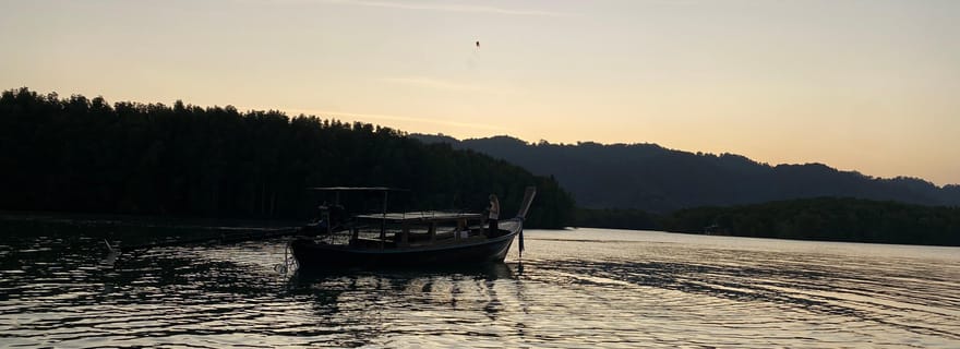 Magique voyage en bateau à longue queue au lever du soleil et bénédiction des lanternes