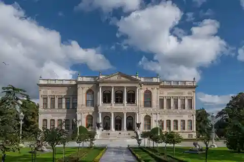 Visita guiada ao Palácio Dolmabahce com cruzeiro ao pôr do sol no Bósforo