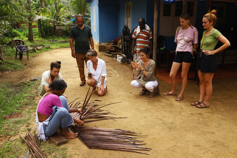 Kerala: Backwater Village Punting Boat Cruise with Lunch